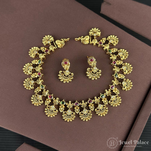 Deluxe Kemp Stone Necklace with Elegant Traditional Touch