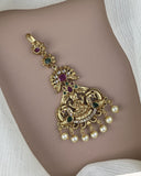 Gold necklace with pearls and gemstones on a mannequin