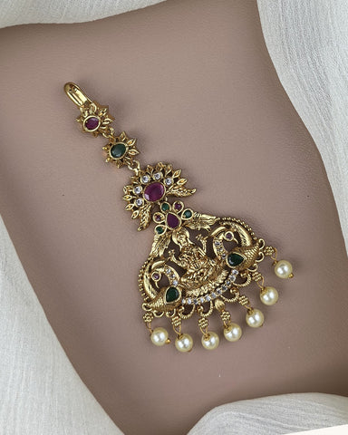 Gold necklace with pearls and gemstones on a mannequin